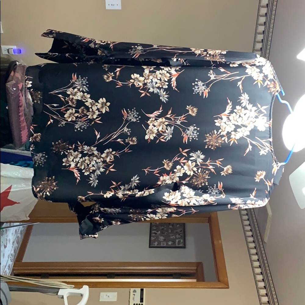 Blouse. Ruffled front - Picture 3 of 3